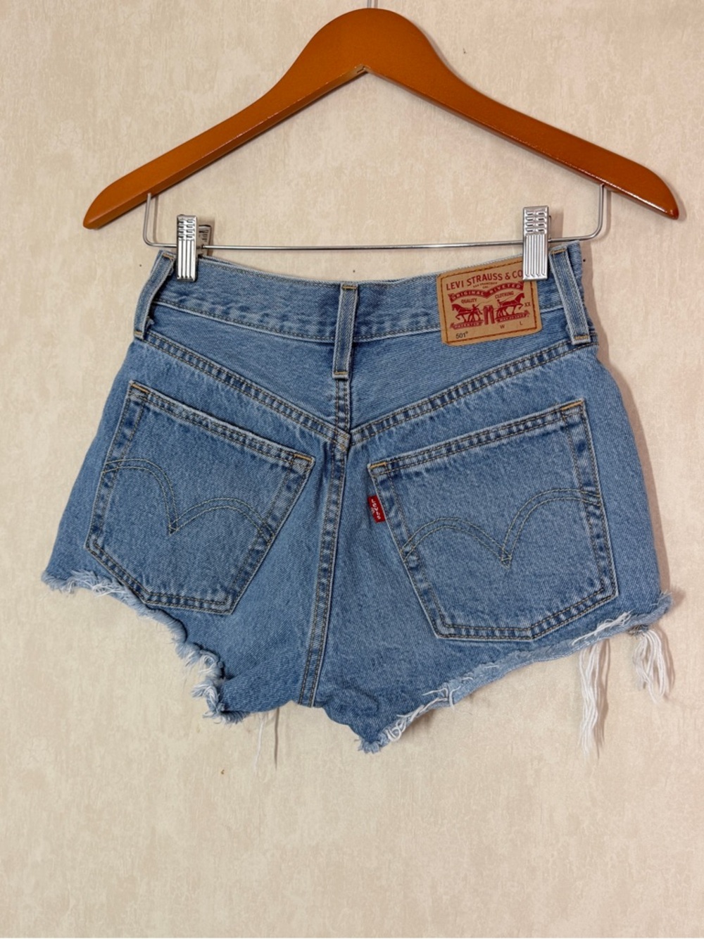 Levi’s Women’s 501 Original Fit High Rise Jean Short Distressed in Med Wash 24 - Picture 4 of 11
